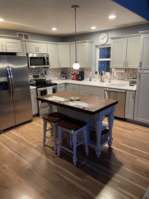 Jääkaappi, mikroaaltouuni, uuni, liesi