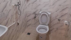 Un baño con inodoro, ducha y lavamanos.