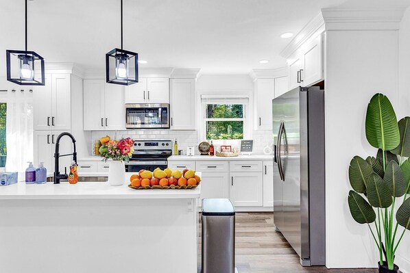 Refrigerador, microondas, horno y parrilla de estufa