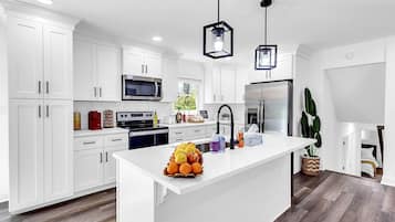 Kjøleskap, mikrobølgeovn, ovn og kokeplater