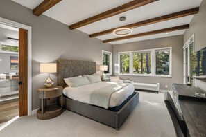 5 dormitorios, escritorio, tabla de planchar con plancha y cuna de viaje