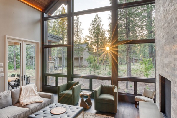 Smart-tv, een open haard, videospelletjes en een dvd-speler