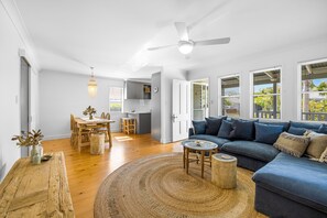 Smart TV, books - Driftwood Mudjimba-Beach Holiday (Sunshine Coast)