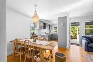 Dining - Driftwood Mudjimba-Beach Holiday (Sunshine Coast)