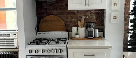 Refrigerador, horno, placa de cocina, cafetera/tetera