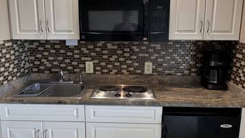 Kjøleskap, mikrobølgeovn, kaffetrakter/tekoker og kjøkkenutstyr