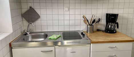 Fridge, stovetop, coffee/tea maker, electric kettle