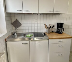 Kühlschrank, Herdplatte, Wasserkocher mit Kaffee-/Teezubehör