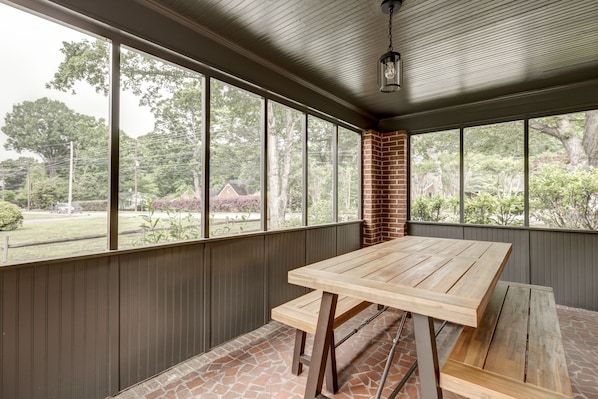 Dining - Deacon Stays: The Polo - Walking Distance to Wake Forest University (Winston-Salem)