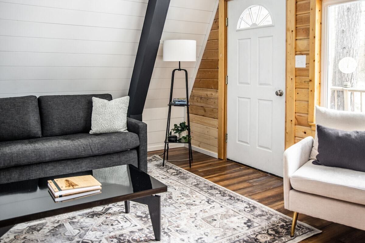 Lakeside 3bdr Retreat w/ Hot Tub