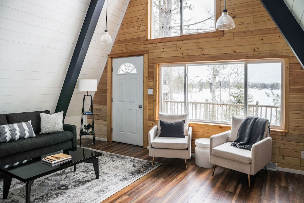 Lakeside 3bdr Retreat w/ Hot Tub