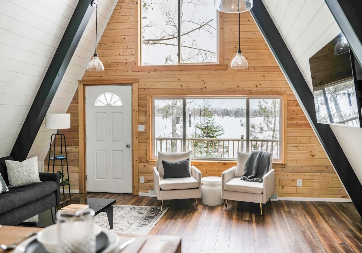 Lakeside 3bdr Retreat w/ Hot Tub