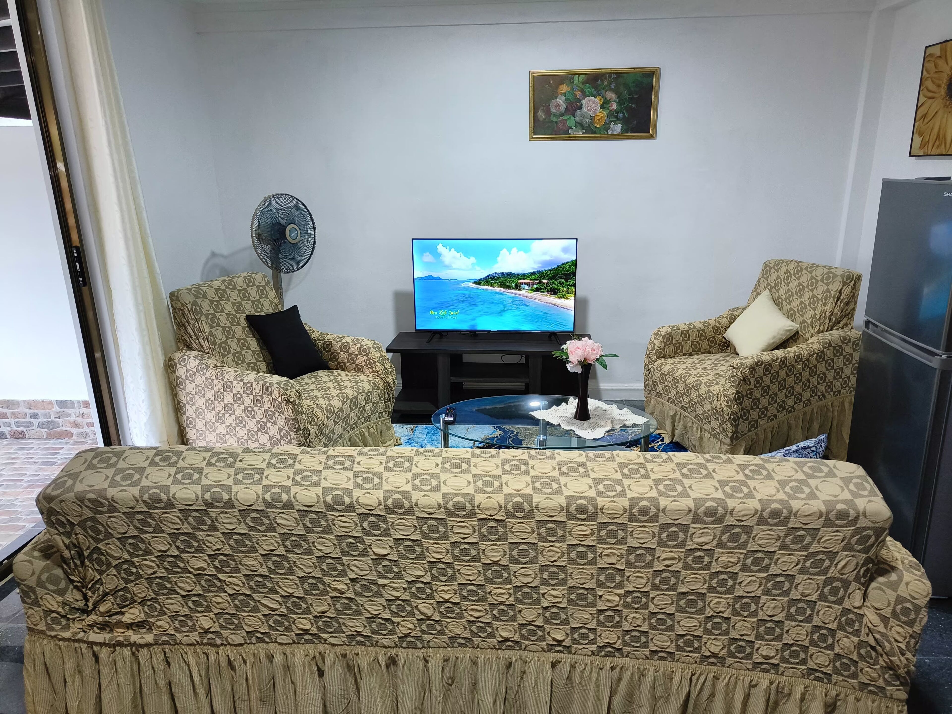 Business appartement | Woonruimte | Een 43-inch smart-tv met digitale zenders, een televisie en Netflix