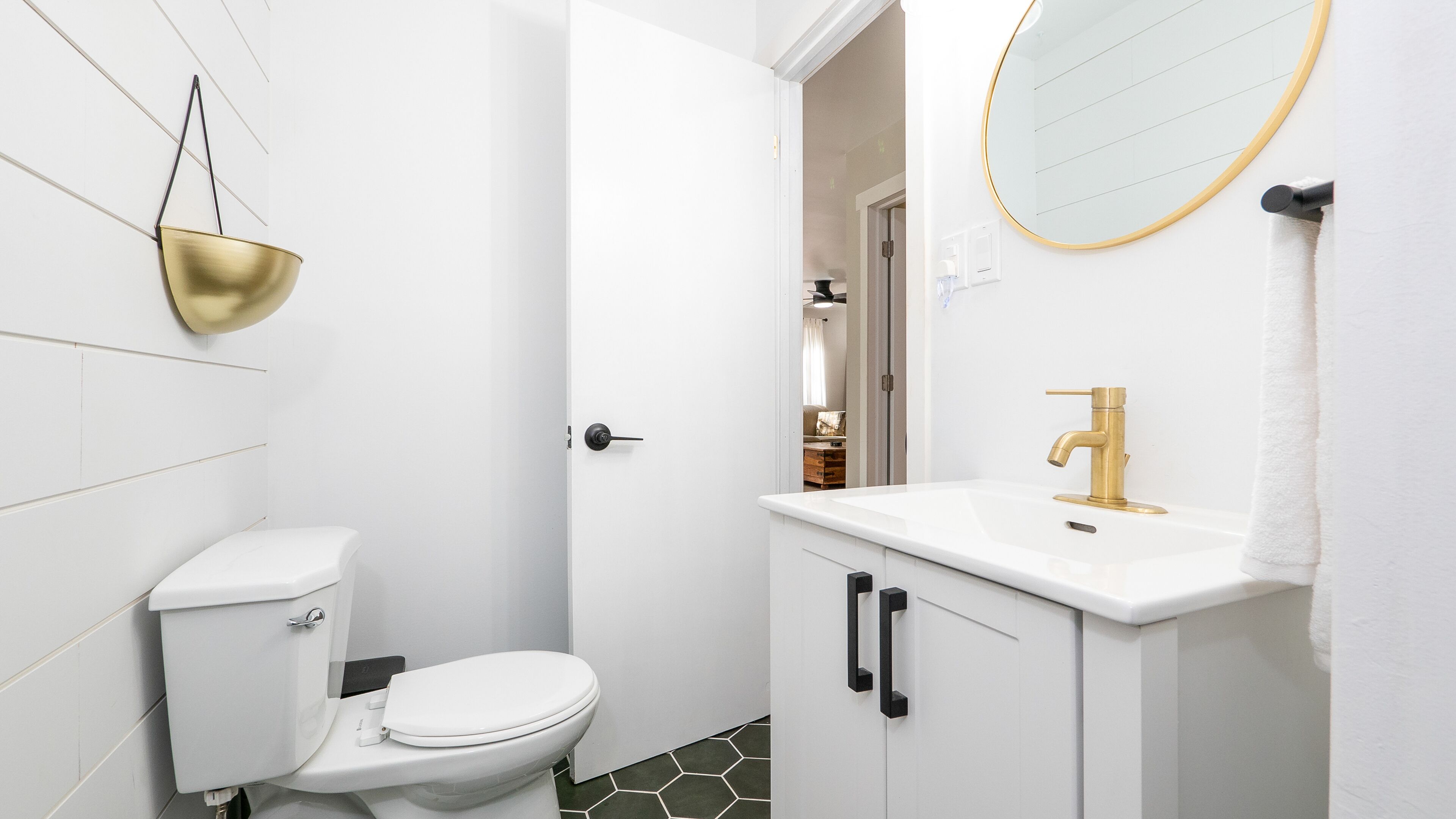 Wind Swept Pines
Newly renovated, close to water 3 bedroom cottage