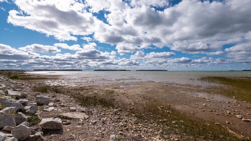 Wind Swept Pines
Newly renovated, close to water 3 bedroom cottage