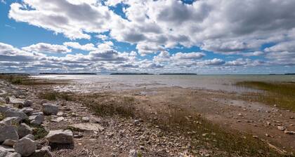 Wind Swept Pines
Newly renovated, close to water 3 bedroom cottage