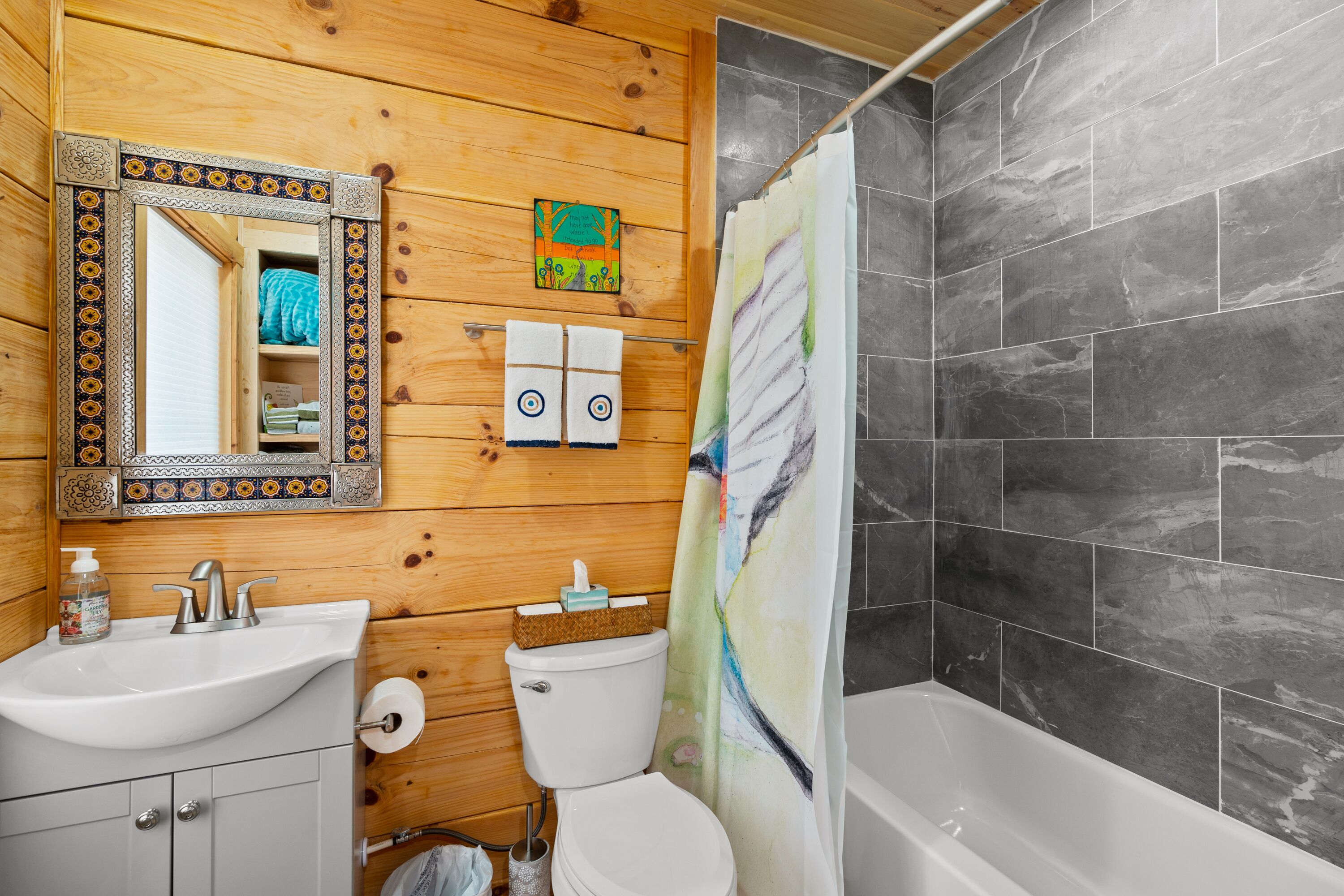 NEW Cabin 15 min to Asheville with Blue Mountain Views!