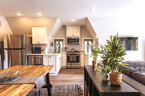 MKE Mansion - West Wing Private Home