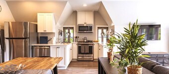 MKE Mansion - West Wing Private Home