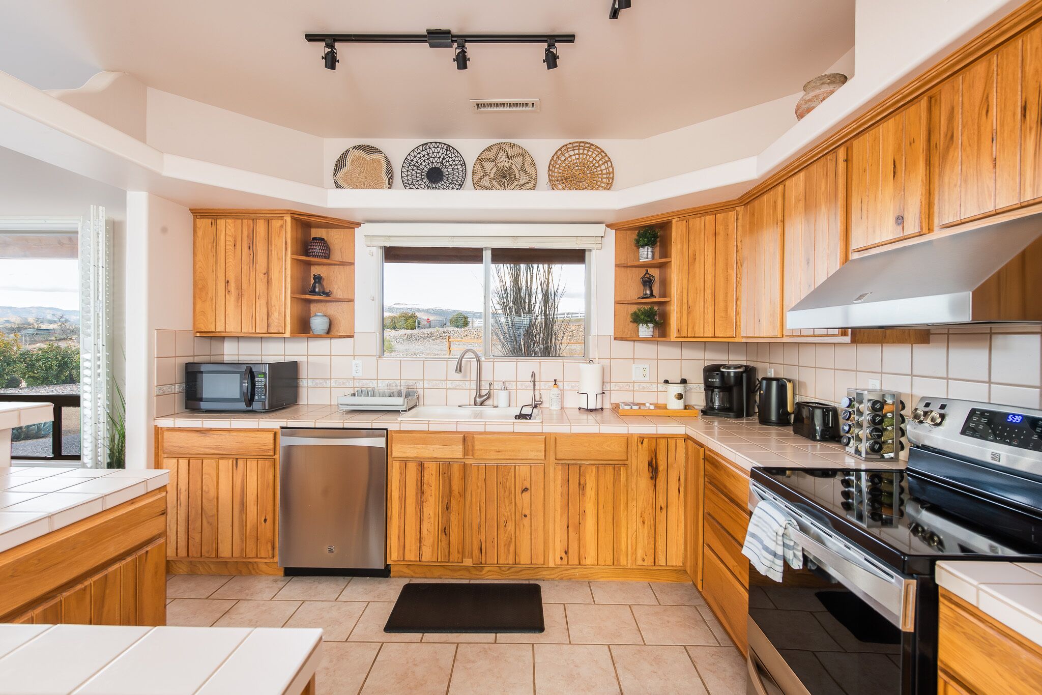 Hot Tub! 2 acre oasis near Sedona and Page Springs Wineries. Mountain View! 