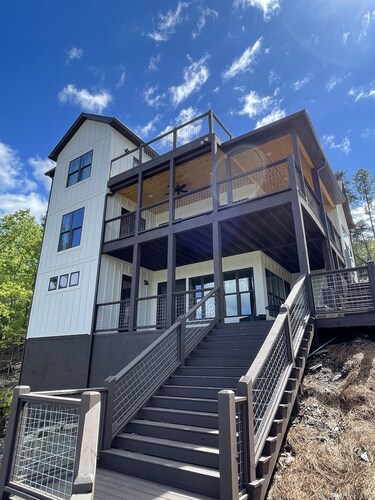 Spacious family lake house and game day retreat on beautiful Lake Martin Alabama