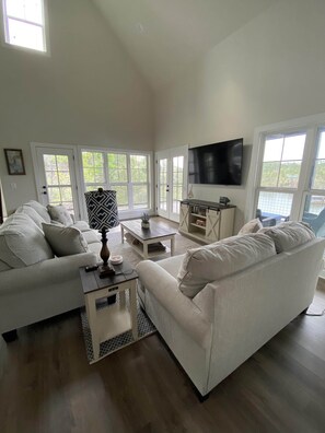 Smart-TV, Videospiele, Tischtennisplatte, Bücher