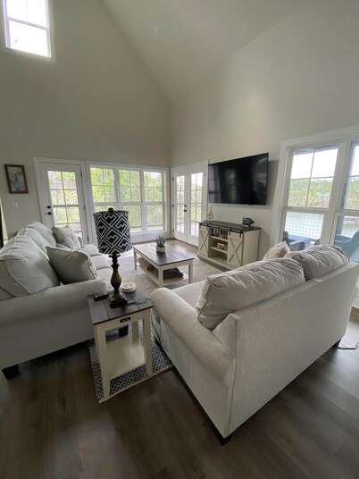 Spacious family lake house and game day retreat on beautiful Lake Martin Alabama