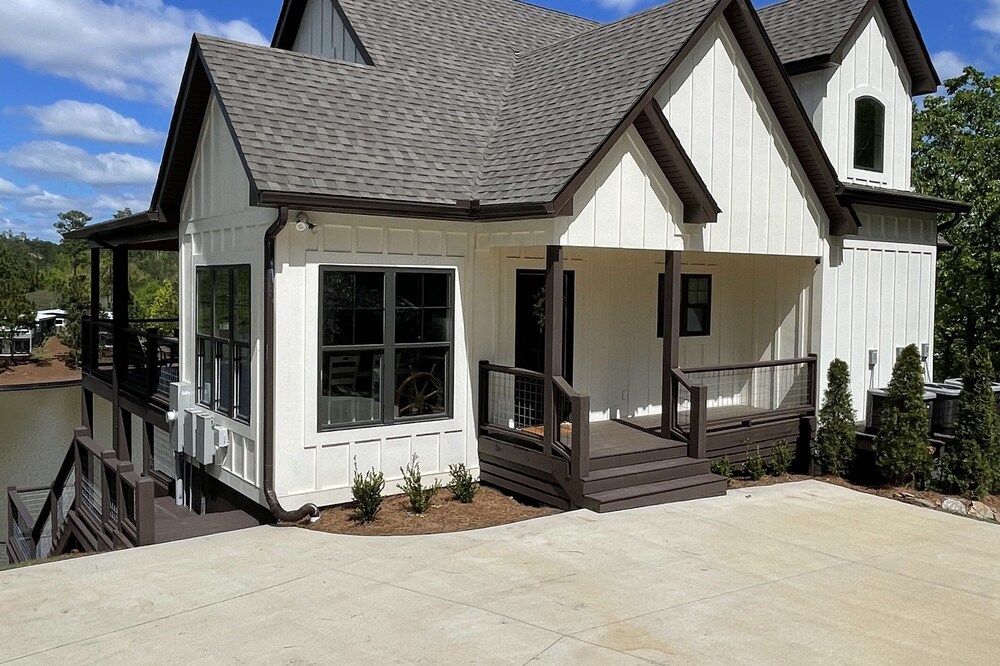 Large family Lakehouse / Game day retreat in Dadeville