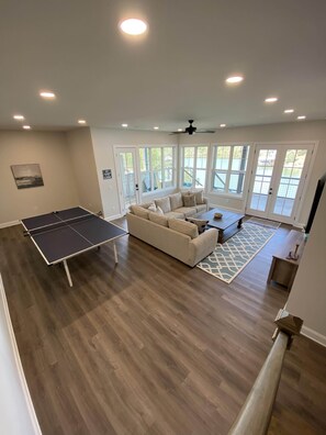 Smart-TV, Videospiele, Tischtennisplatte, Bücher