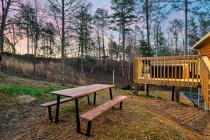 Outdoor dining - Beautiful Smokeys Cabin! Mtn Views · Hot Tub · Game Room · Fire Pit · Coffee Bar (Sevierville)