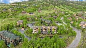 A residential area with houses and a large building with multiple floors and balconies. - Remodeled Granby Ranch Condo - 20 miles to RMNP w/ Hot Tub & Firepit (Granby)