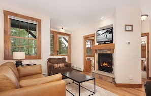 Smart TV, fireplace, DVD player, books - Remodeled Granby Ranch Condo - King Bed, Firepit, Walk to Lifts (Granby)