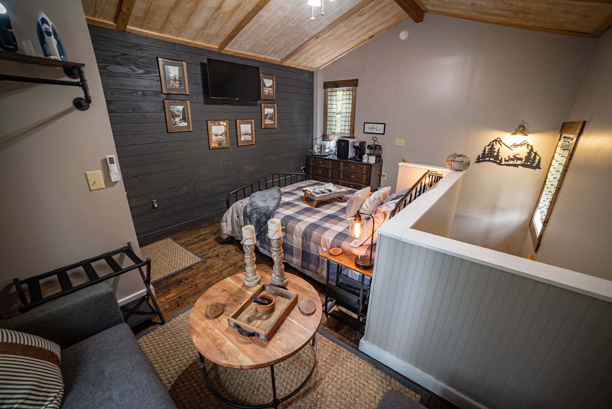 GORGEOUS HILLTOP "TINY" CARRIAGE CABIN. PRIVATE HOT TUB & FIREPIT. 