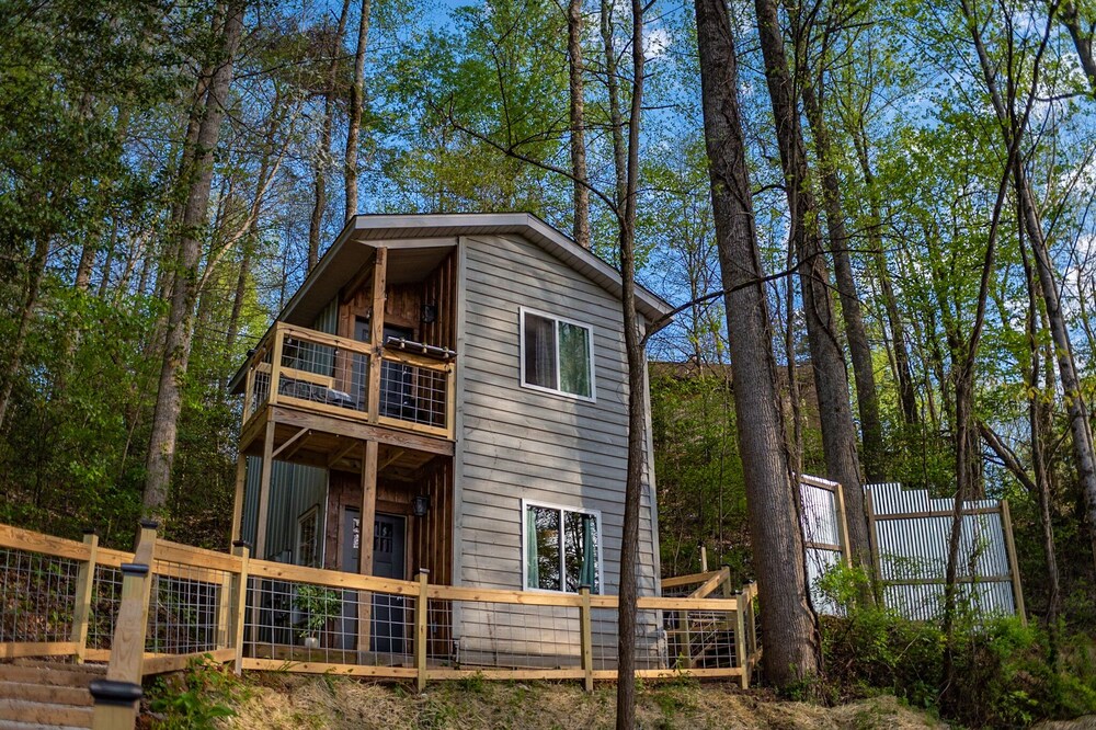 GORGEOUS HILLTOP "TINY" CARRIAGE CABIN. PRIVATE HOT TUB & FIREPIT.