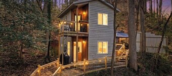 THE NOT SO “TINY” Couple’s Cabin. 5 minutes to Downtown with Hot Tub & Fire Pit