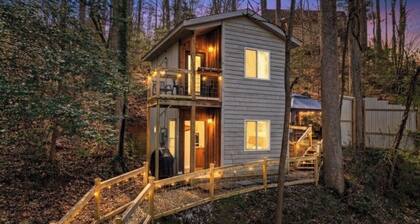 THE NOT SO “TINY” Couple’s Cabin. 5 minutes to Downtown with Hot Tub & Fire Pit