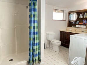 Douche, serviettes fournies, papier toilette