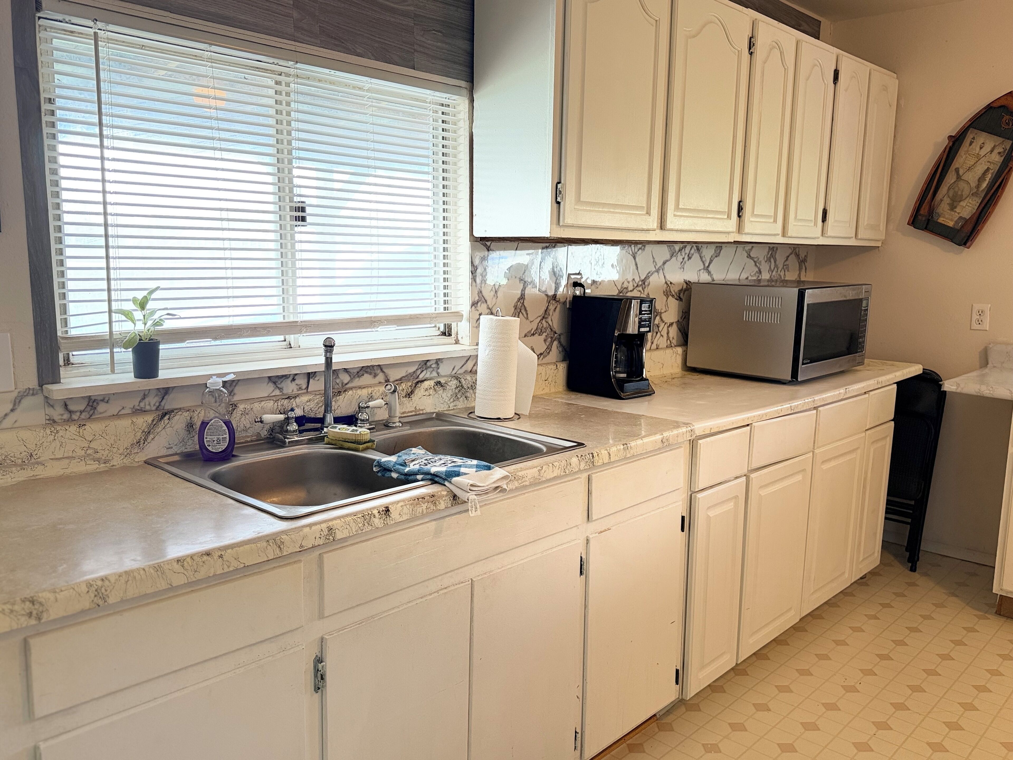 Fridge, microwave, oven, coffee/tea maker