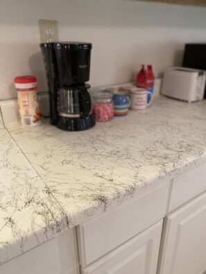 Réfrigérateur, micro-ondes, four, cafetière/bouilloire