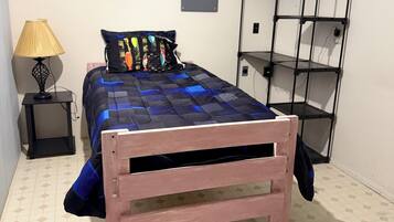4 bedrooms, WiFi (free), bed sheets