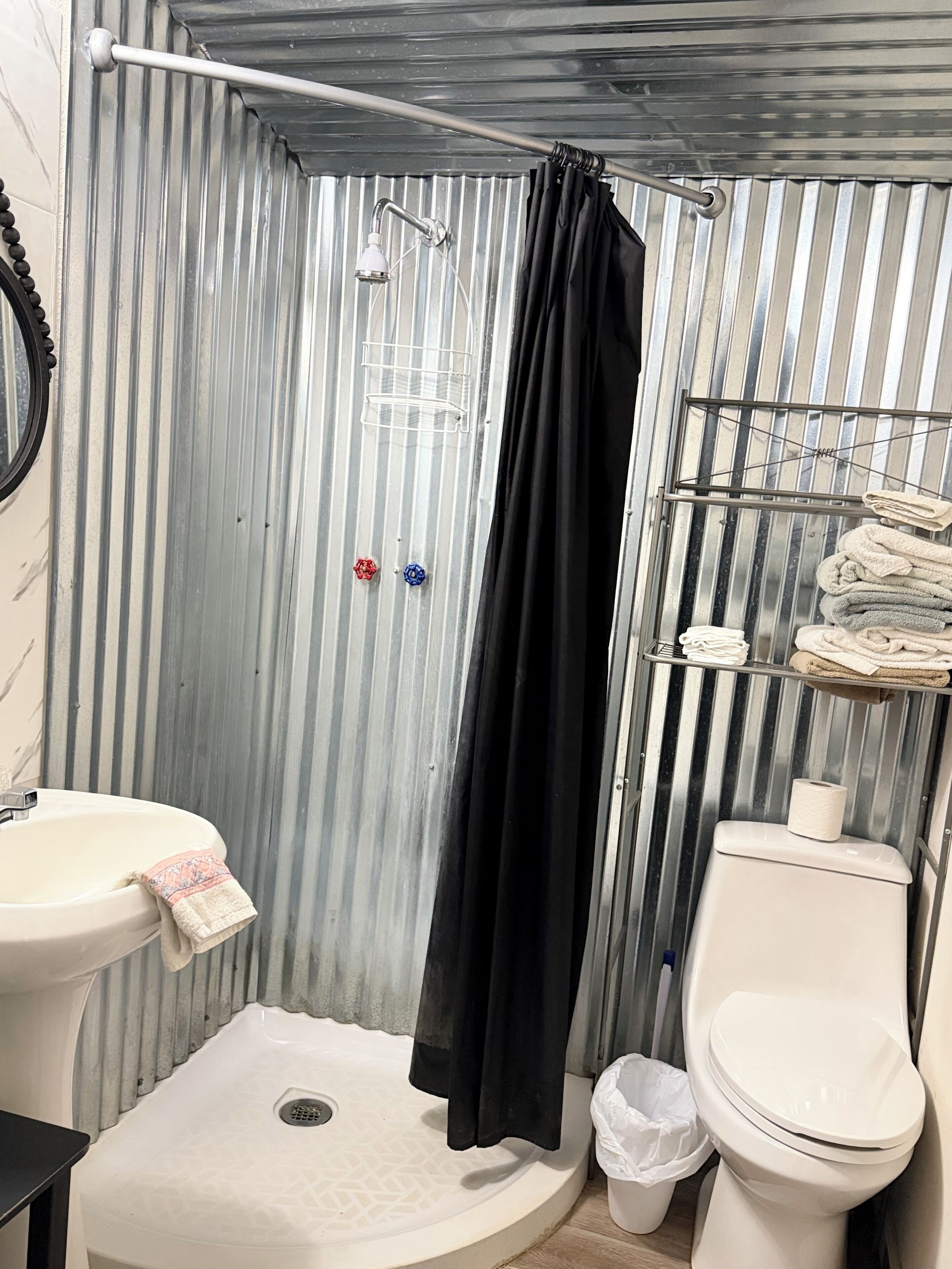 Douche, serviettes fournies, papier toilette