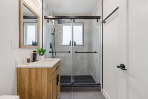 Haartrockner, Handtücher, Seife, Toilettenpapier