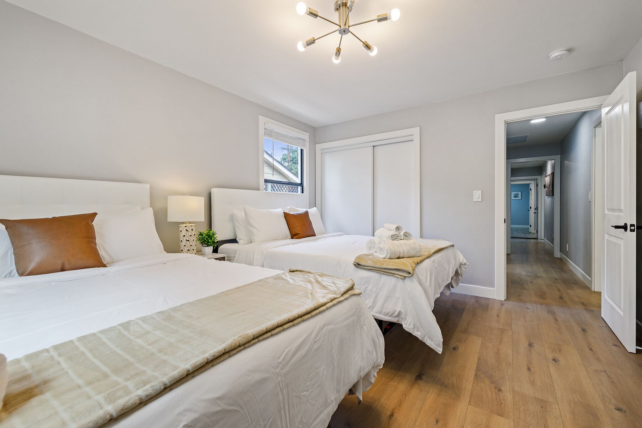 4 bedrooms, iron/ironing board, bed sheets