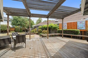 Outdoor dining - BRAND NEW! 4B/2B Spacious Home in Redwood City (Redwood City)