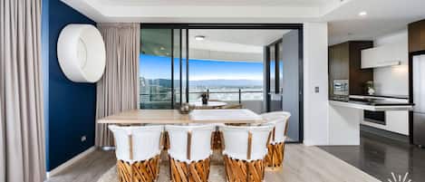 Leilighet, 3 soverom, havutsikt | Oppholdsområde | En 23-tommers Flatskjerm-TV med kabel-kanaler samt TV