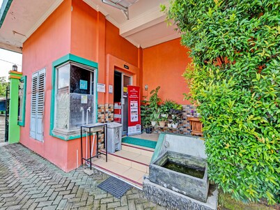 Spot On 91376 Hotel Bintang Flores