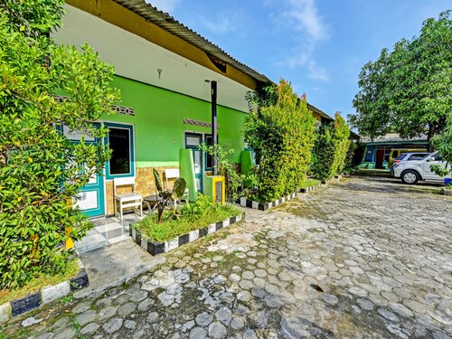 Spot On 91376 Hotel Bintang Flores