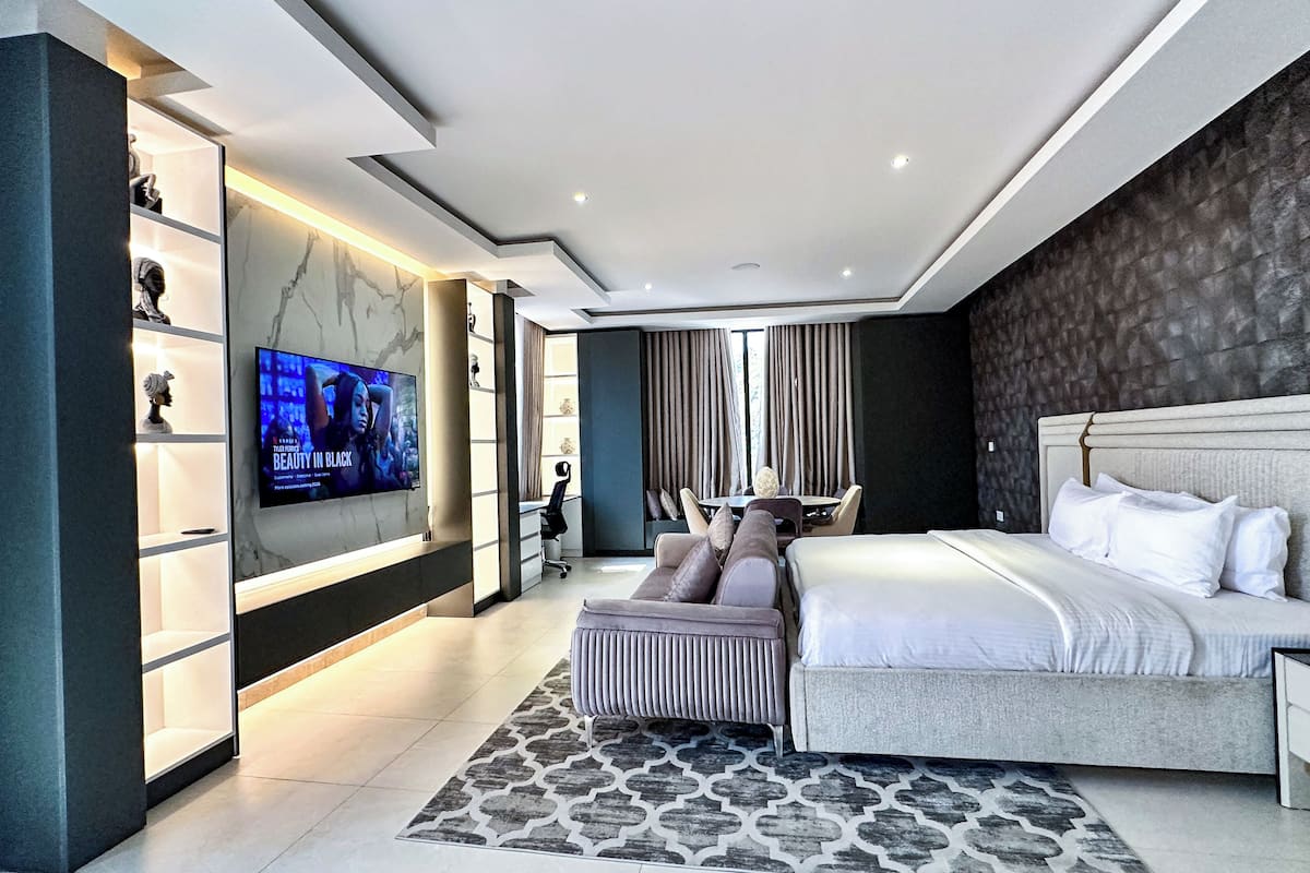 LakeSide Luxury Chalet (3 minutes from Main Resort on shores of Volta Lake) | 1 slaapkamer, lakens van Egyptisch katoen, luxe beddengoed
