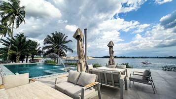 4 outdoor pools, free cabanas, pool umbrellas