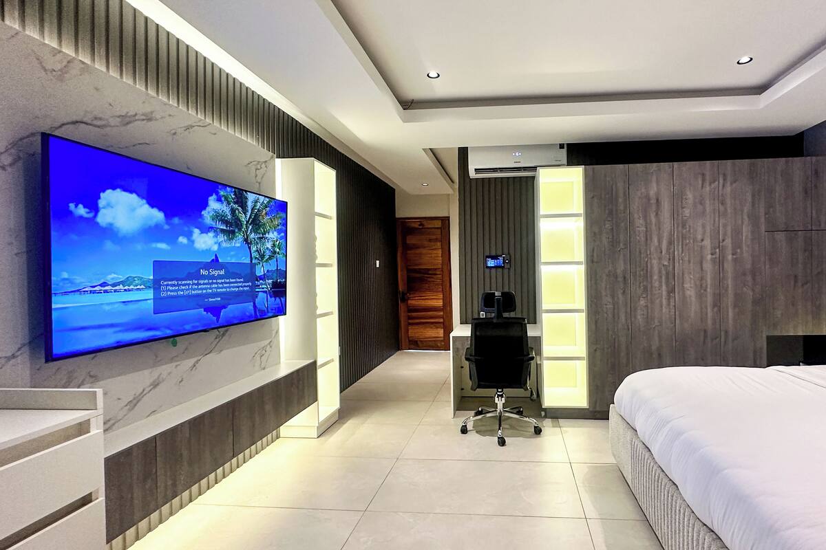 LakeSide Premium Suite (3 Minutes from Main Resort on shores of Volta Lake) | 이집트산 면 시트, 고급 침구, 암막 커튼, 방음 설비